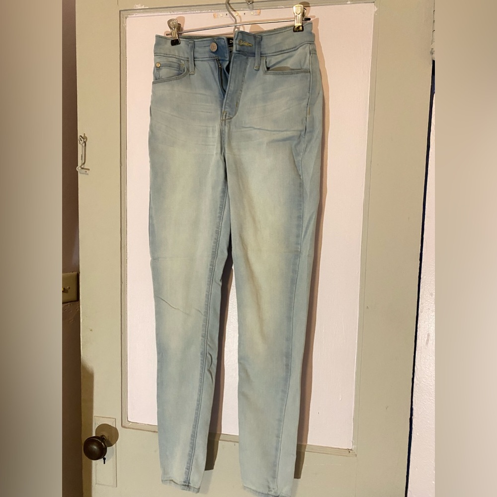 LEVIS straight leg skinny jeans no rips